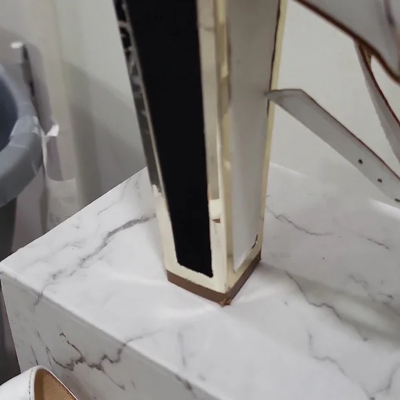 GUESS - Picture 4 of 10